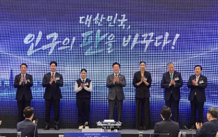 李 대통령 “‘정상 가족’ 용어 바꾸자”… ‘남녀 결혼 가족’이 잘못?